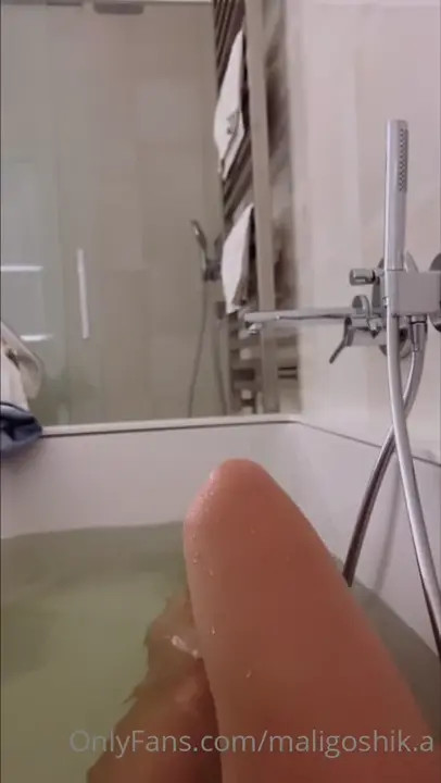 Maligoshik Shows Her Feet While Taking A Bath