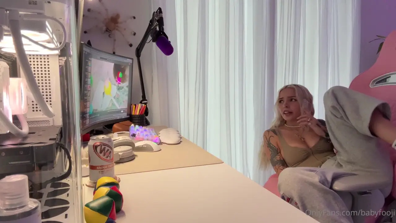 BabyFooji Masturbates While Watching 3D Porn