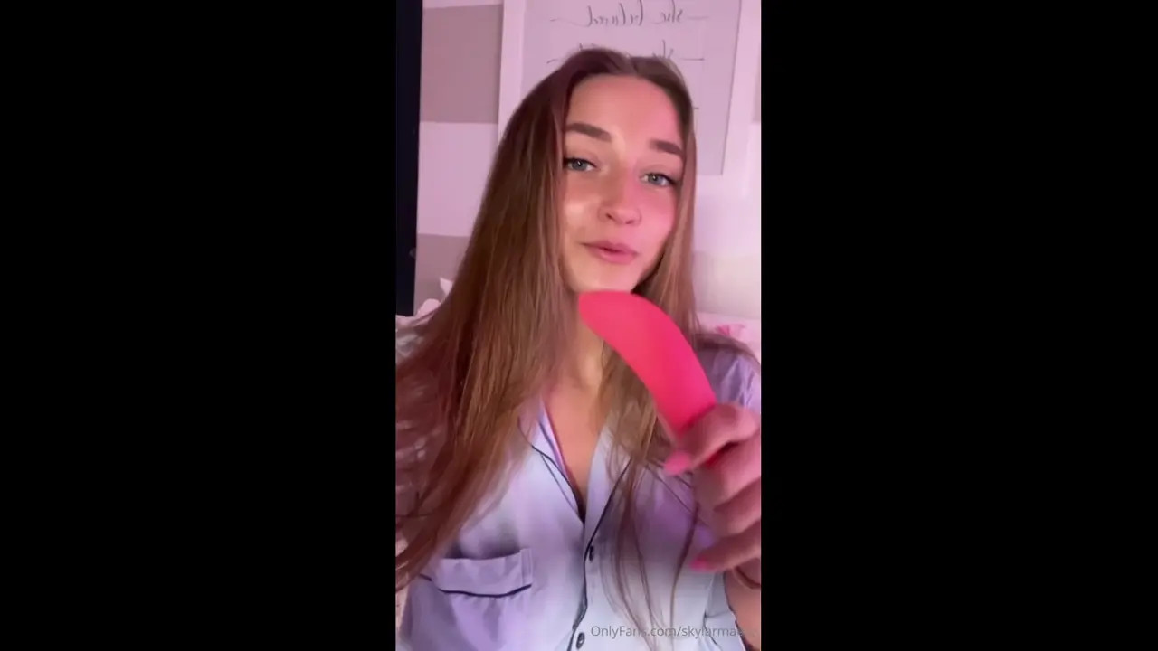 Skylar Mae Touches Her Tits and Then Her Pussy - ePornLeak