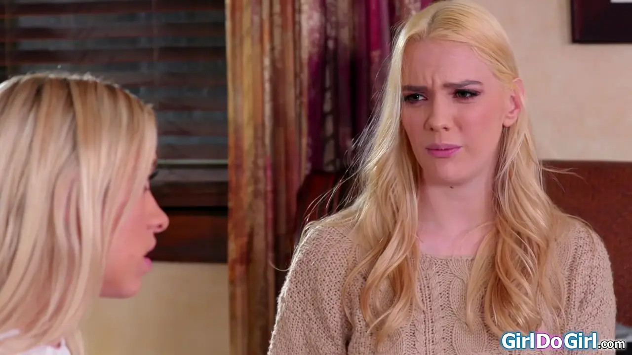 Khloekapri Makes Her Stepsis Kenna Cum