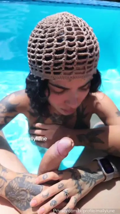 Mallylune Loves Fucking In The Pool
