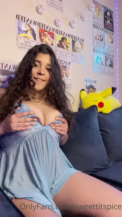 Sweettitspice Twerks And Massages Her Tits