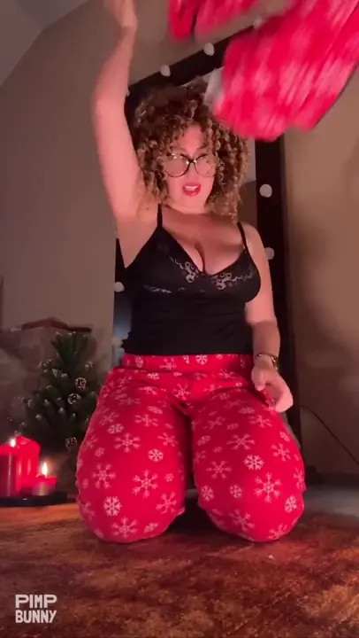 Curly Hanna Cnez With Big Tits And Ass Caresses Her Pussy