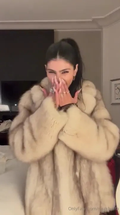 Mia Khalifa Flaunts Her Curves In Paris - ePornLeak