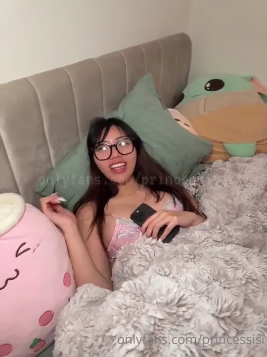 Princessisi Gets Banged Before Going To Sleep