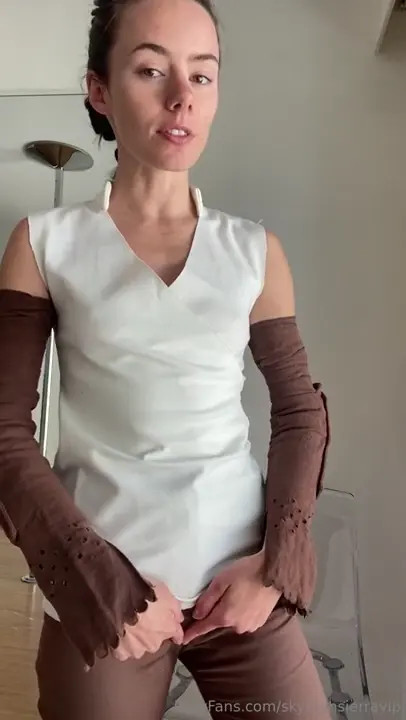 Skyhighsierra Strips & Rubs Her Cunt