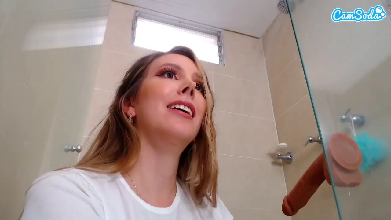 Scarlet Benz Masturbates In The Shower