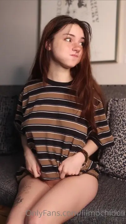 Lilmochidoll Masturbates On The Couch