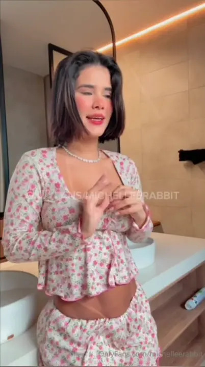 Michelle Rabbit Puts Dildo In Her Ass