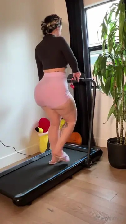 HaleyQuinnLA Strips While On The Treadmill