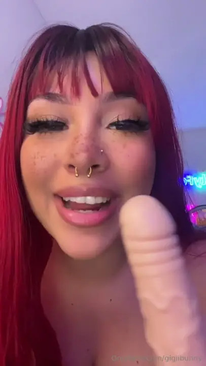 Gigiibunny Gives A Blowjob & Boojob To A Dildo