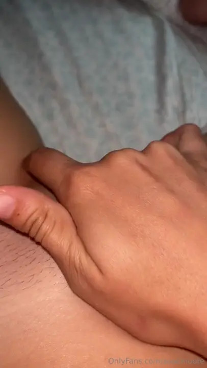 Zooemoore Rubs Her Clit In Close Up