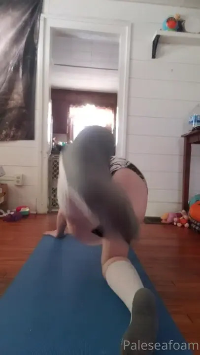Paleseafoam Does Sensual Stretching
