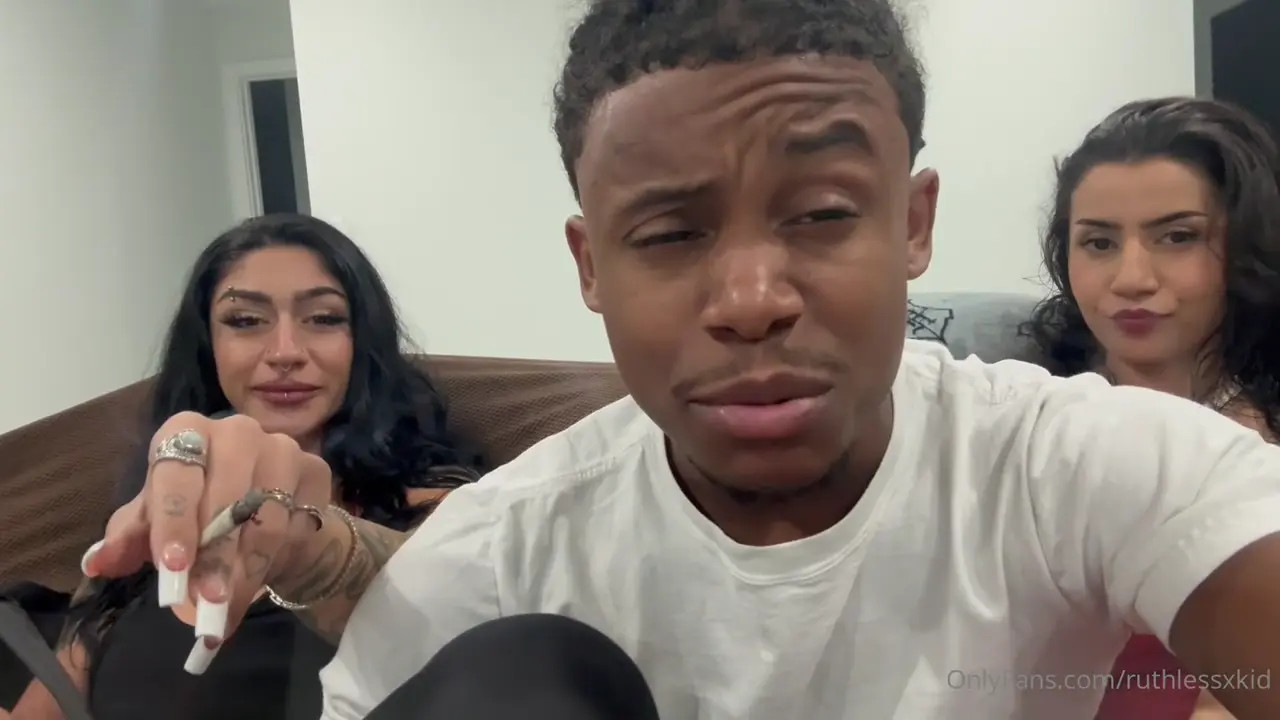 Roxie Sinner And Luna Baby Blows A BBC In The Pool