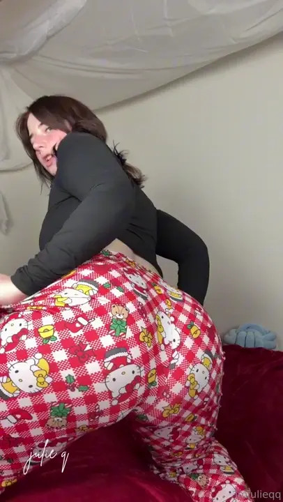 ImJulieQueen Strips & Pumps Her Creamy Cunt With A Dildo