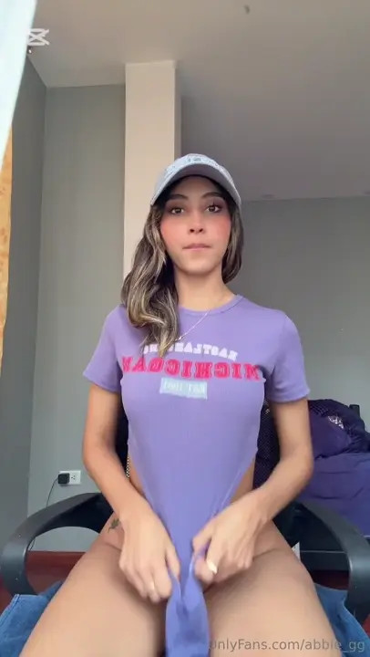 Abbie_gg Spreads Her Legs To Masturbate