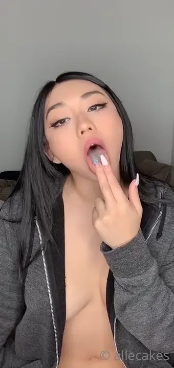 Allecakes Sucks Fingers While Rubbing Her Clit