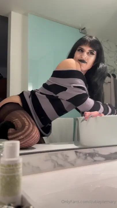Goth Cutiepiemary Fucks In The Bathroom