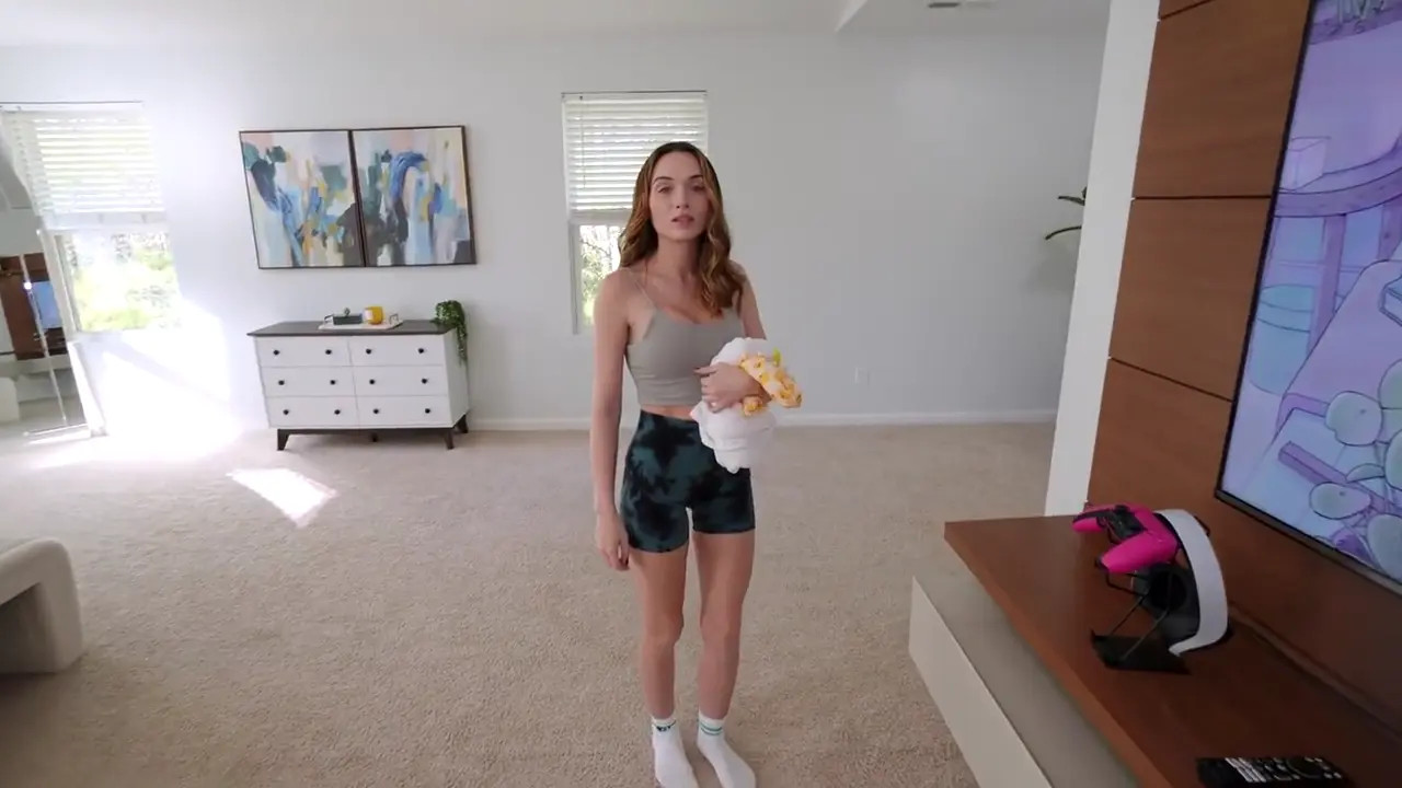 Brooketilli Rubs Her Man's Dick Using Her Feet