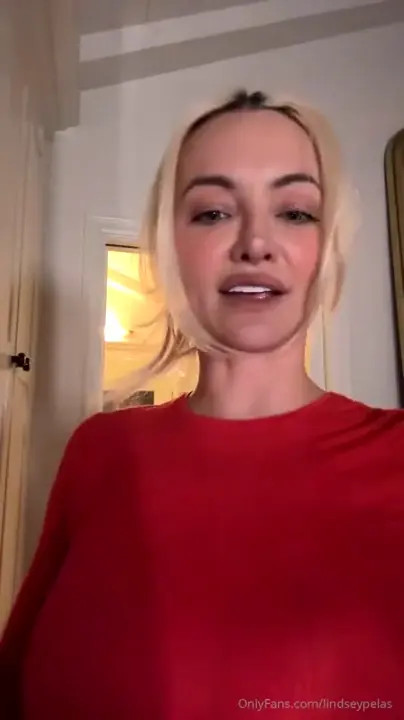 Lindsey Pelas Hosted A Talk And Tease Live