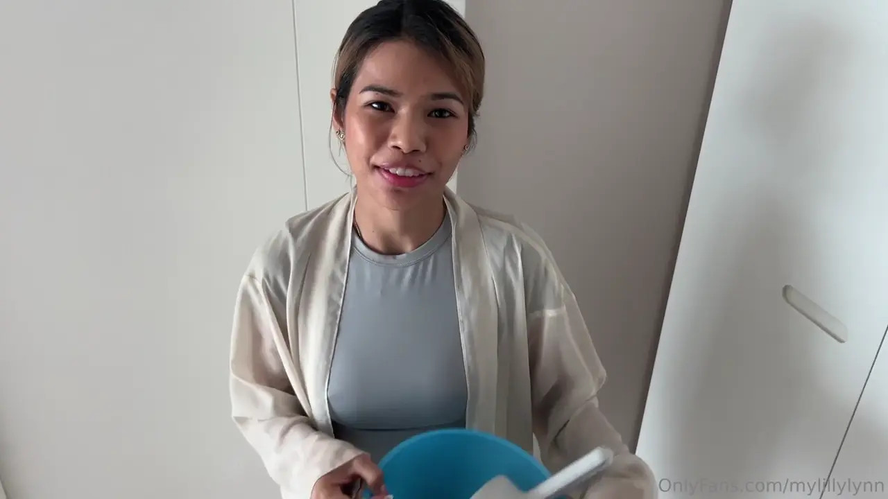 Horny Maid MyLillyLynn Receives A Facial