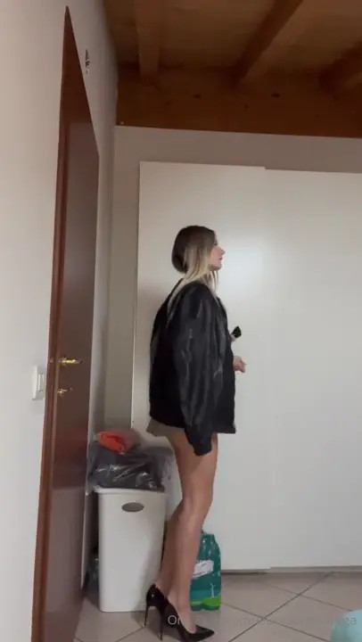 Laura Sommaruga Strips And Sucks A Dildo