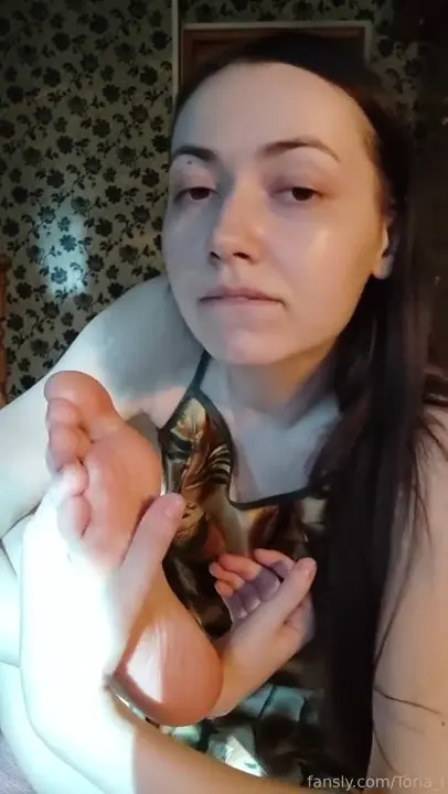 Toria_l Enjoys Licking Her Toes And Soles
