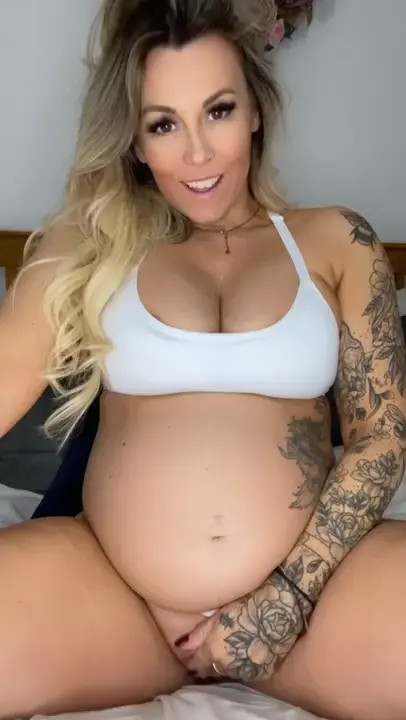 MILF Megan_pkr Rubs Her Wet Pussy