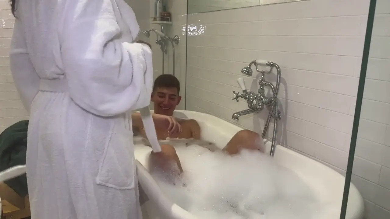 Yasmina Khan's Bathtub Pussy Play With Her BF