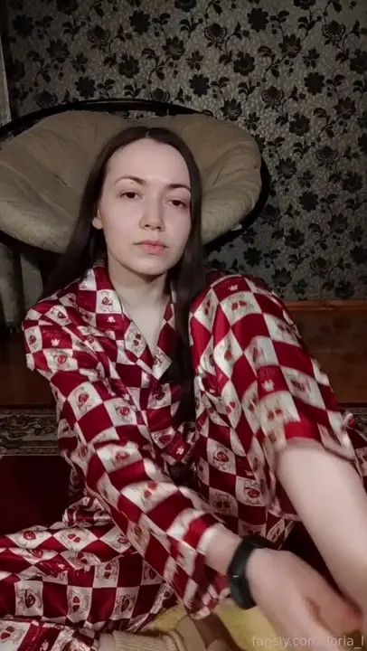 Toria_l Washes And Soaps Her Feet