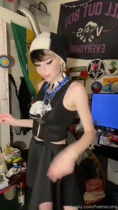 Kayla Lavigne Gives Handjob And Fucks A Dildo