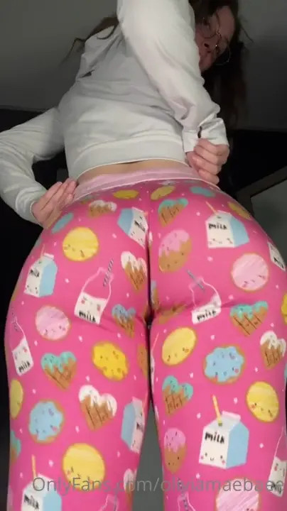Olivia Mae Bae Showing Off Her Ass Standing Up