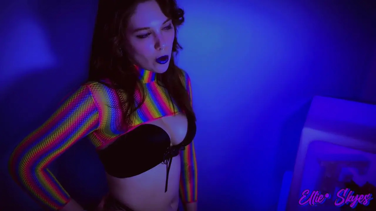 Ellie Skyes Roleplays As A Stripper Student