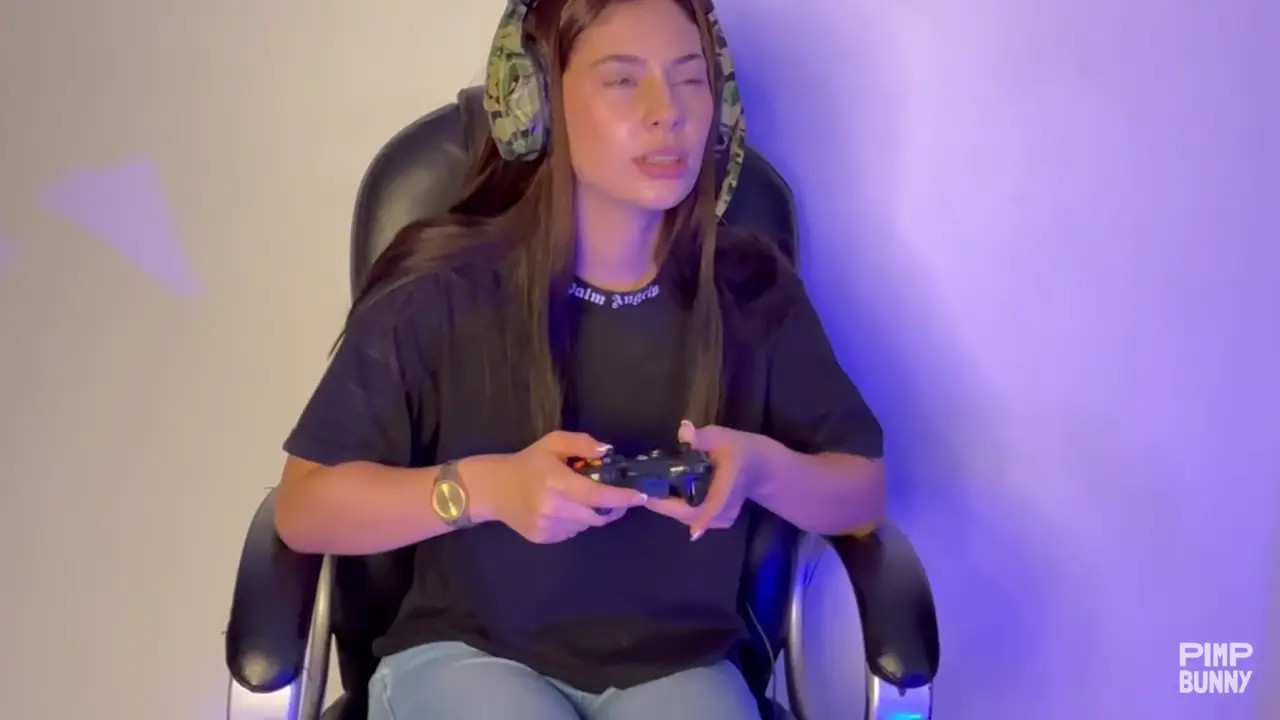 I Wet My Jeans While Playing With My Friends - ePornLeak