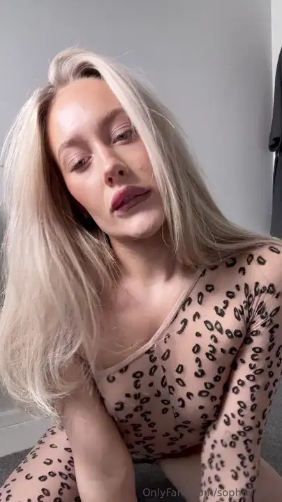 Sophielleigh Makes Her Pussy Cum
