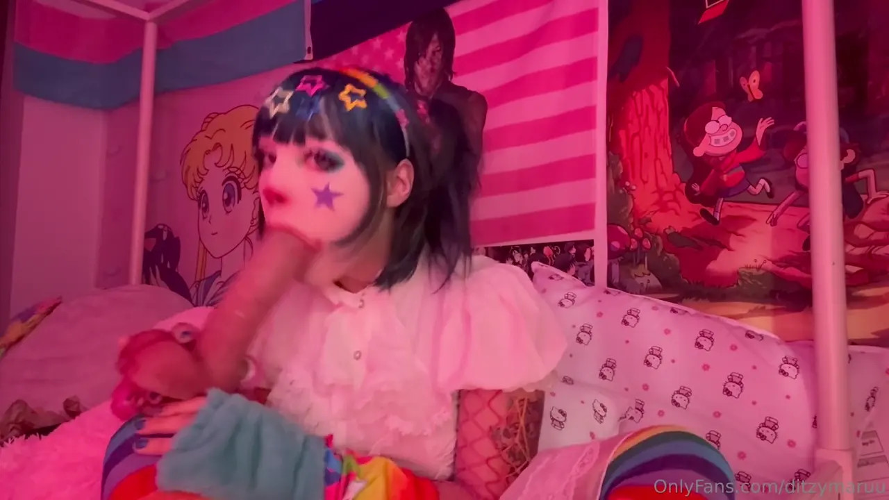 Clowngirl DitzyMaruu Blows A Huge Dildo - ePornLeak