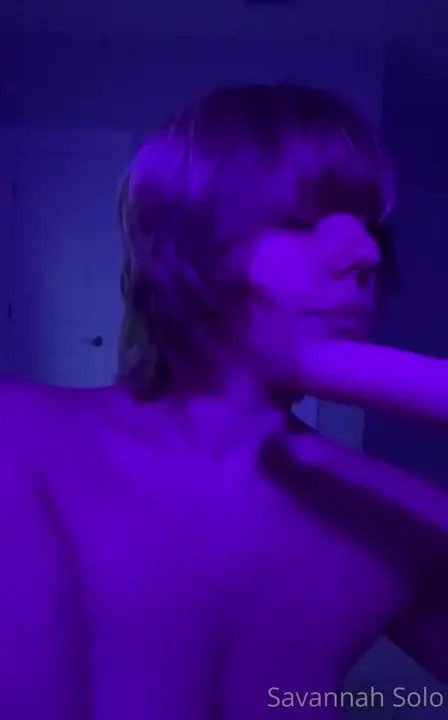 Savannah Solo Tries Out A New Sex Machine On Her Throat - ePornLeak