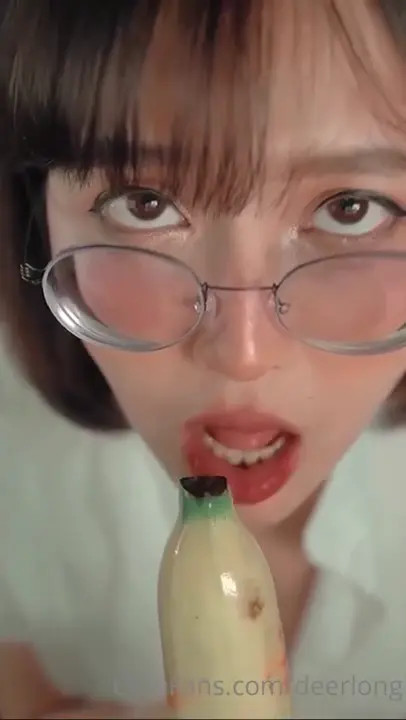 Schoolgirl Deerlong Practices Sucking Cock On A Banana