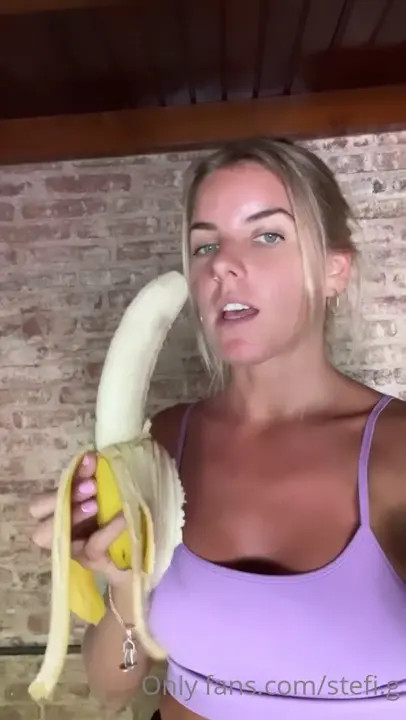 Stefi G Practices Blowjobs With A Banana