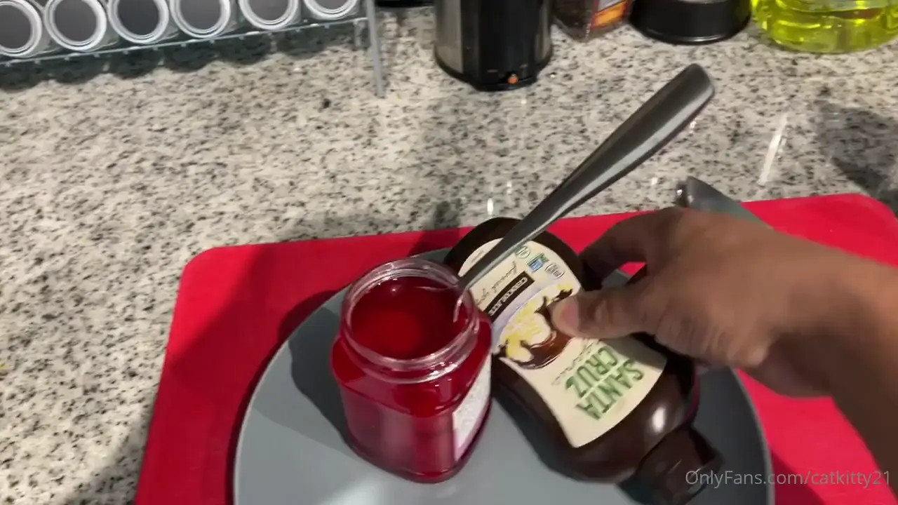 CatKitty21 Masturbates After Getting A Facial - ePornLeak