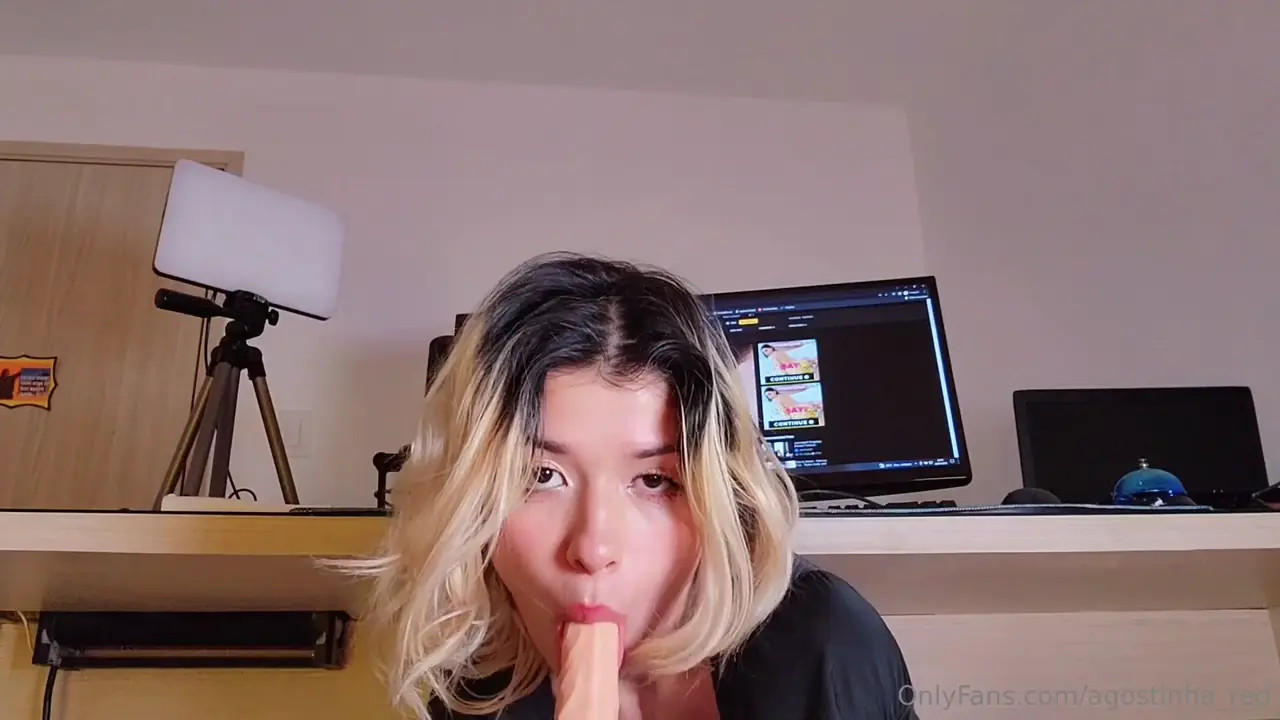 Agostinha_Red Fucks Her Cunt On The Counter - ePornLeak