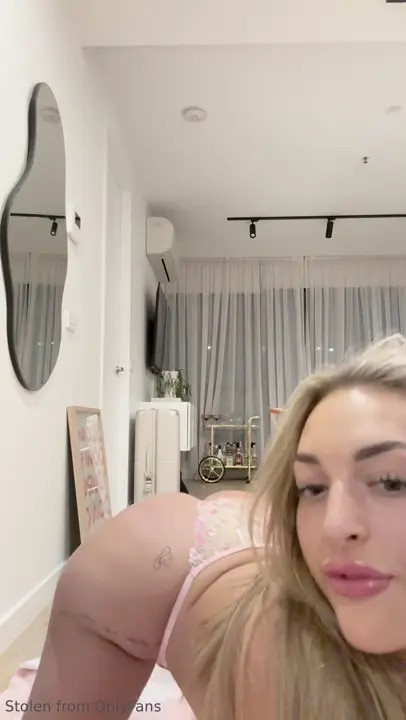 Alannasworldx Pleasures Herself Using A Dildo