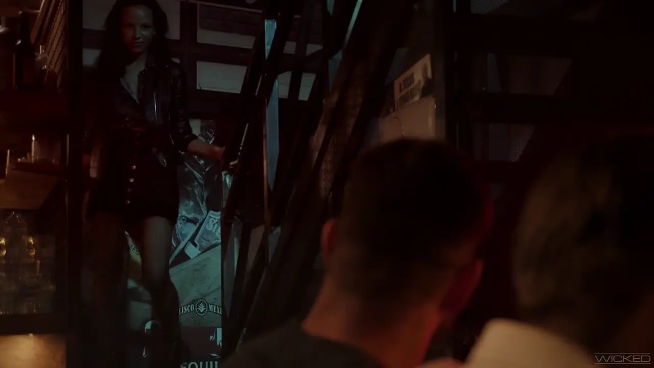 Freya Mayer Hooks Up With Her Date At The Bar