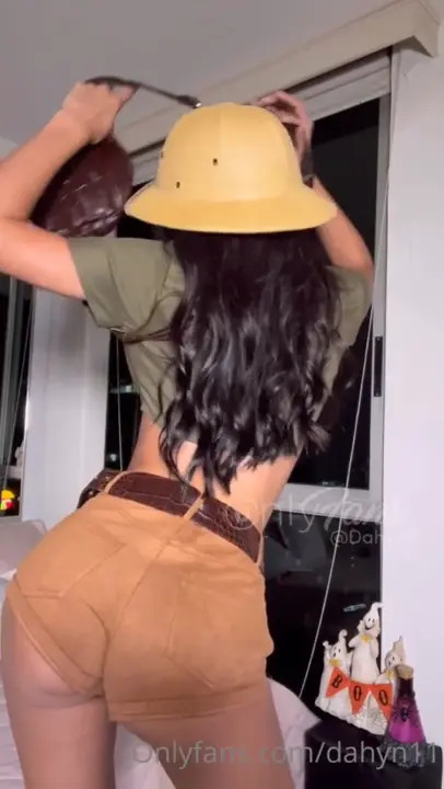 Dahyana Gaitan Fingers Her Juicy Pussy