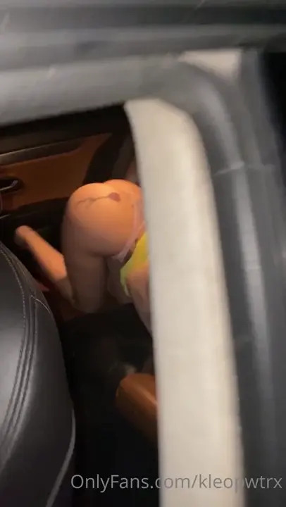 Kleopwtrx Sits On A Big Dick