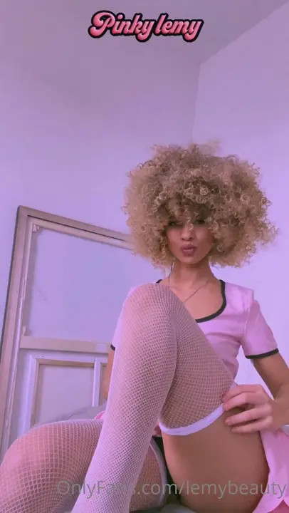 Lemy Beauty Squeezes Her Ass - ePornLeak