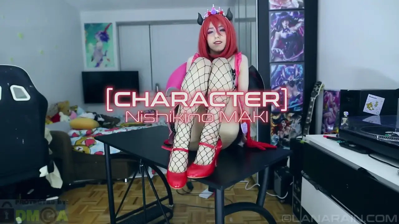 Cam Girl Lana Rain Cosplays Nishikino Maki And Masturbates