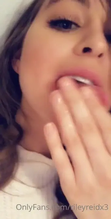 Pornstar Riley Reid Shows You That She Has No Gag Reflex