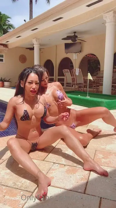 Lotusbombb Pool Party