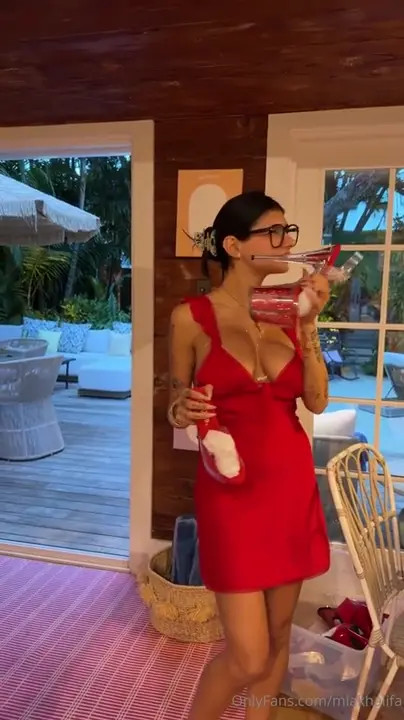 Topless Mia Khalifa Makes Drinks For Her Friend